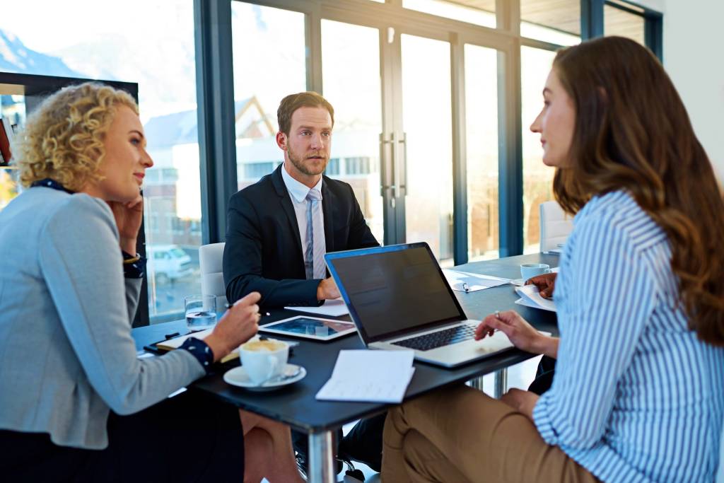 bespaar niet op professionals